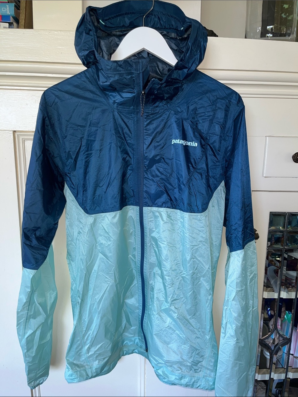 Patagonia mens M Navy and Aqua-Light Blue Hooded Packable Rain Jacket